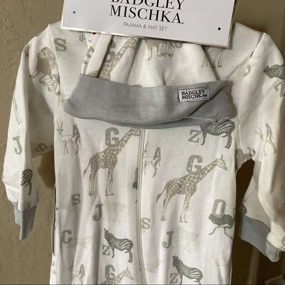 Badgley Mischka baby gender neutral outfit zipper footed pajamas & matching hat - Picture 2 of 7